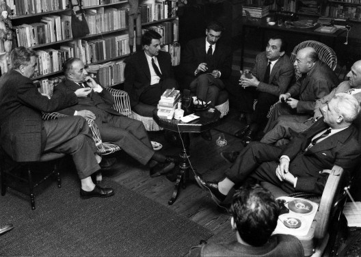 Reunião da equipe da redação da revista Casabella, anos 1960. Da esquerda para a direita, o segundo é Luigi Dodi, depois vem Aldo Rossi, Ezio Cerutti, Marco Zanuso, Ernesto Nathan Rogers, e Gilles Dorfles (?)