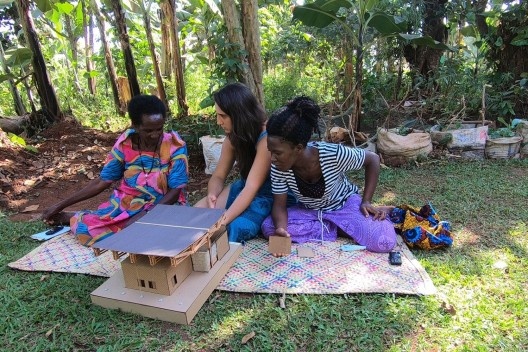 A arquiteta Mariana Montag discutindo as decisões projetuais com Nannono Imaculte e Janet