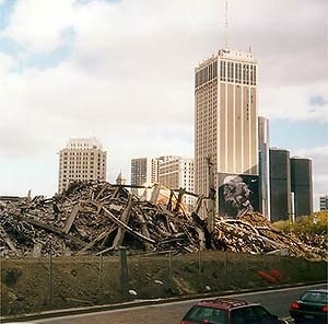 Imagens de Kyong Park para a seção \"Periferie dello Schermo\" (\"Peripheries of the Screen\") do V Festival Internacional de Arquitetura em Vídeo de Firenze, onde o autor apresenta imagens de perferias urbanas contemporâneas dos cinco continentes