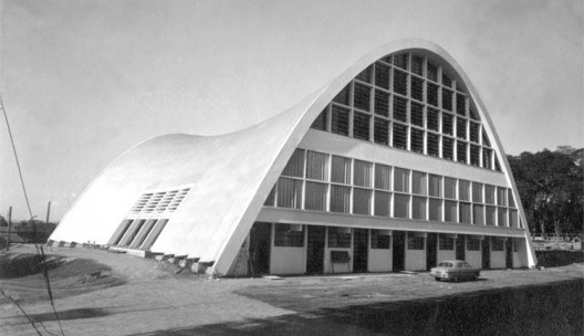 Piscina coberta na Água Branca, arquiteto Ícaro de Castro Mello, São Paulo, 1950