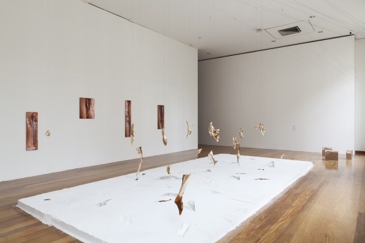 Frestas em máquina, 2003/2019, bronze polido, resina de poliéster, gesso, breu, cabo de aço, roldanas e ganchos, dimensões variáveis. Exposição “Marcia Pastore: contracorpo”, Pinacoteca do Estado, 2019-2020