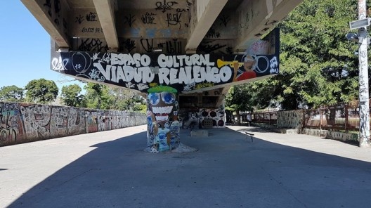 O Espaço Cultural Viaduto de Realengo como área de passagem durante o dia em 2018