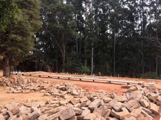 Capela Inga-Mirim, pedras existentes de uma antiga estrada reformada, Itupeva SP Brasil, 2018. Arquitetos Francisco Rivas, Rodrigo Messina e Guadalupe Sappia / Messina | Rivas Arquitetos