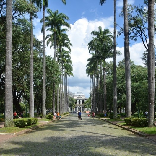 Alameda Central da Praça da Liberdade, com o Palácio do Governo ao fundo, Praça da Liberdade, Belo Horizonte