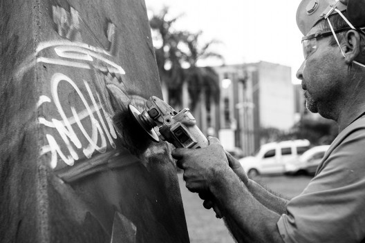 Restauro da obra Eixo Paralelo ao da Rotação da Terra em 2016, escultura pública de Marco do Valle na Unicamp