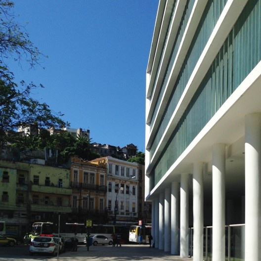 Museu de Arte do Rio – MAR, contraste do Edifício Escola do Olhar com os sobrados antigos no entorno próximo, Rio de Janeiro. Escritório Bernardes & Jacobsen
