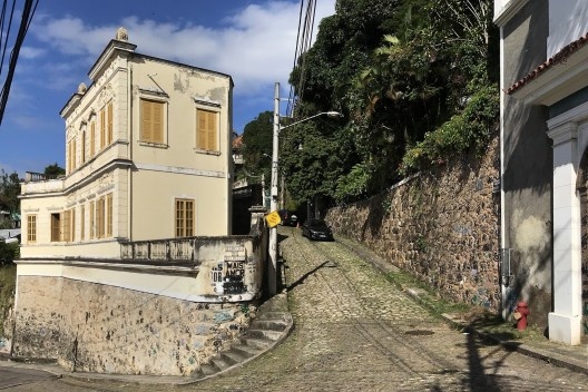 Esquina da rua do Aqueduto com o beco do Meirelles. A esquerda, pequena mansão típica do período posterior à missão francesa. À direita o muro de uma pequena chácara remanescente ao loteamento urbano