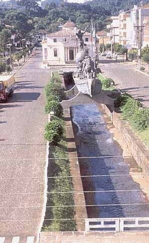 Imagem 1 – Escultura \"La Nave degli Imigranti\". Ao fundo, \"La Rotonda\"