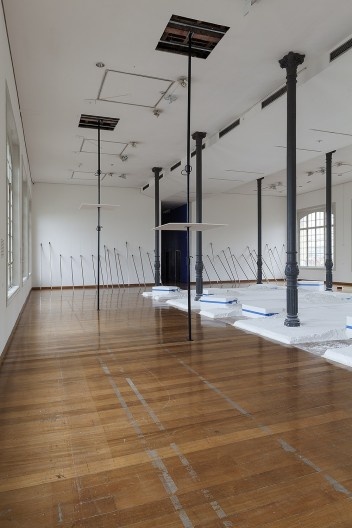Osso, 2019, ferro e gesso, 625cm x 100cm x 100cm Exposição “Marcia Pastore: contracorpo”, Pinacoteca do Estado, 2019-2020