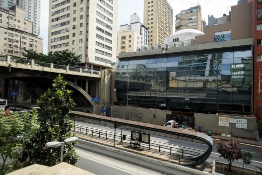 Fachada de vidro, voltada para a avenida Nove de Julho