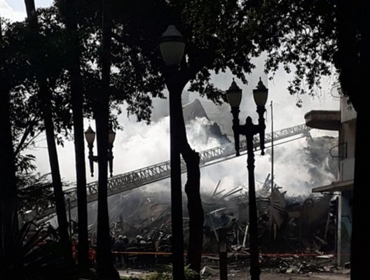 Escombros do edifício Wilson Paes de Almeida, um dia após o desabamento. Localização: avenida Rio Branco esquina rua Antônio de Godoi, vizinho do largo do Paissandu, São Paulo