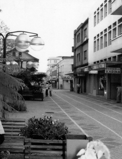 Edifício São Joaquim na esquina, com dois pavimentos, e calçadão na sua inauguração em 1980