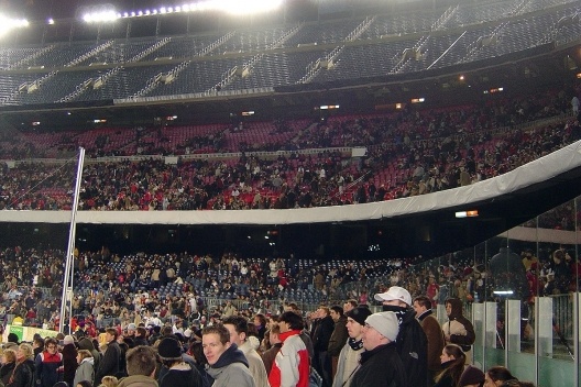 Torcida acompanha a partida na arquibancada inferior de Camp Nou