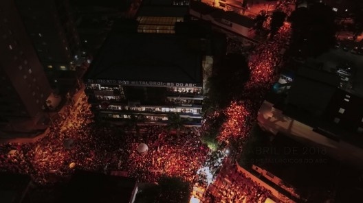 Cena do documentário “Democracia em vertigem”, direção de Petra Costa