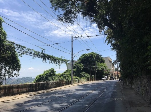 Rua Almirante Alexandrino quase na altura da rua Júlio Otoni. À direita o muro de arrimo que sustenta os terrenos ao montante. À esquerda o que sustenta a própria rua. É um dos muitos trechos em que a encosta à jusante não foi loteada ou os lotes não fora
