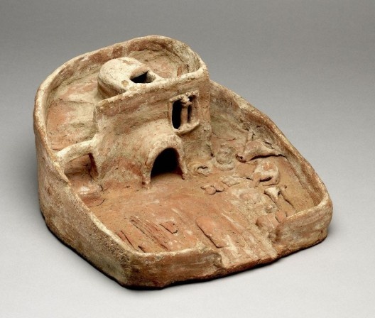 “Casa da Alma” em terracota com pátio de oferendas e canal para escoamento de libações, Império Médio, c. 1900 a.C., 37 x 40,6 cm de base, e 17,5 cm de altura