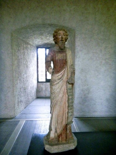 Castelvecchio, estátua posicionada próxima de uma das seteiras, Verona