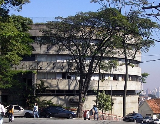 Edifício de uso comercial e habitacional junto ao terminal Jabaquara