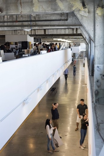 Circulação longitudinal e espaço de exposições, críticas e apresentações de trabalhos