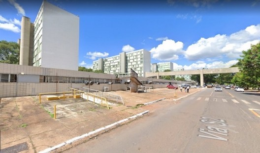 Via S2, as diferenças de cotas com o nível do gramado e as extensas superfícies que delimitam a forma da Esplanada