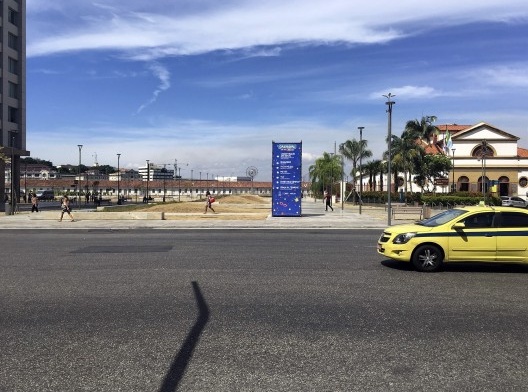 Foto tirada em frente ao Chafariz com vista para onde se situava a Avenida Perimetral