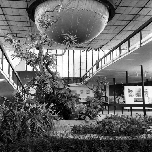 Exposição Universal e Internacional de Bruxelas, interior do Pavilhão do Brasil com o balão fechando parcialmente o impluvium, 1958