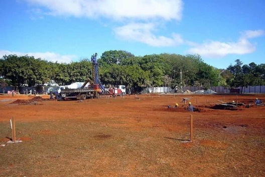 Fundação Darcy Ribeiro. Execução das estacas hélice e escavação dos primeiros blocos de fundação. Instituto Brasileiro de Tecnologia do Habitat, Arquiteto João Filgueiras Lima, Lelé. Brasília DF, Brasil, 2010