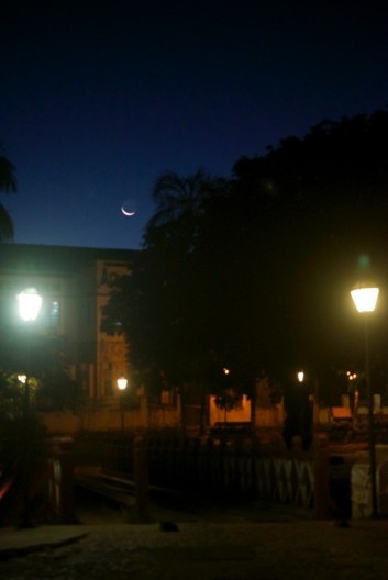 Vista noturna da ponte em estrutura de madeira de acesso ao Carmo, sobre o rio das Almas