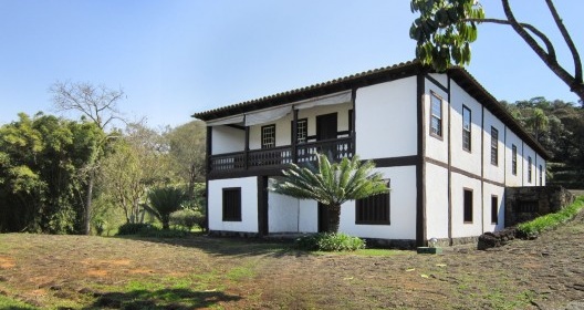 Vista frontal da sede da Fazenda Retirinho reconstruída dentro da Fazenda do Voturuna
