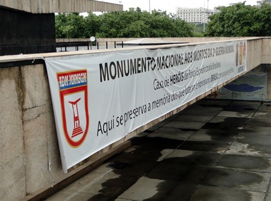 Registros das faixas colocadas em grande destaque no monumento durante a gestão do coronel Germano. No capítulo 1, as imagens de número 35 até 40 também destacam a maneira improvisada como estas faixas foram fixadas