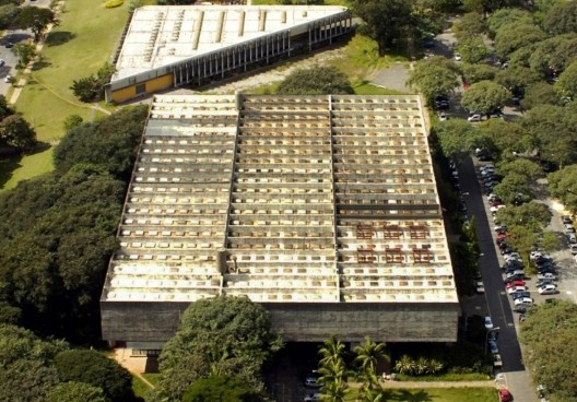 Vista da grelha invertida da cobertura da FAU USP