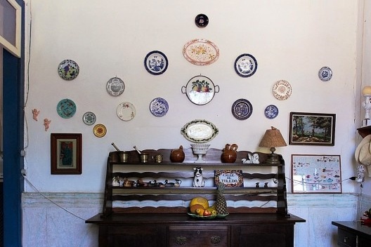 Pratos na parede da copa da casa