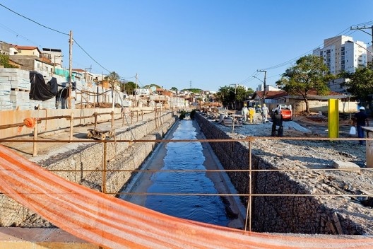 Reurbanização da favela do Sapé, obra, Rio Pequeno, São Paulo, 2014. Base 3 Arquitetos, arquitetos Marina Grinover, Catherine Otondo e Jorge Pessoa