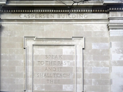 foto 15 – Painel na parede do Caspersen Building