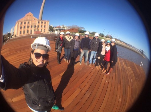 O coletivo reunido no deck do atracadouro em frente ao Centro Cultural da Usina do Gasômetro. No primeiro plano, a arquiteta Gabriela Mariano. Grupo, da esquerda para a direita: Anna Paula Canez, Roberta Krahe Edelweiss, Celma Paese, Oscar Coelho, Gerson