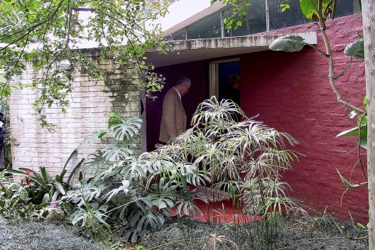 Arquiteto britânico Peter Cook entrando na residência Vilanova Artigas durante o Fórum de Debates da 5ª BIA, setembro de 2003