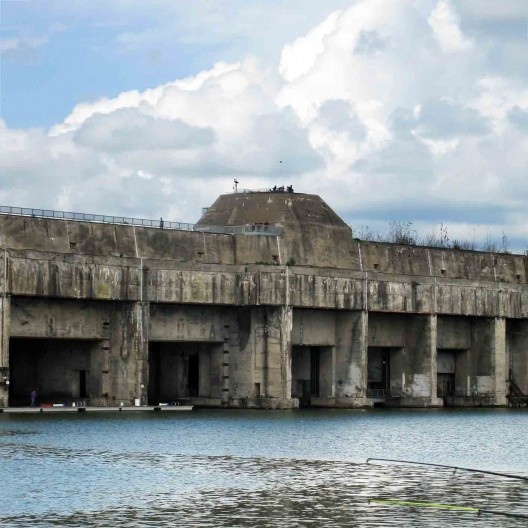 Vista frontal da parte central da base com a casamata. Aqui notam-se as entradas das docas para os submarinos