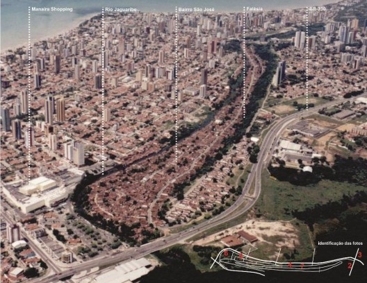 Vista panorâmica que evidencia a forma peculiar do tecido urbano do Bairro São José, espremido entre os bairros da cidade formal, Manaíra e João Agripino. Rio Jaguaribe e falésia são limites naturais que inibem a expansão horizontal do bairro