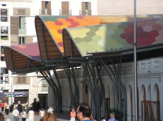 La cubierta del Mercado de Santa Catarina en Barcelona, del estudio del desaparecido arquitecto Enric Miralles (1955-2000), con gran colorido y evidente “exceso de estructura”
