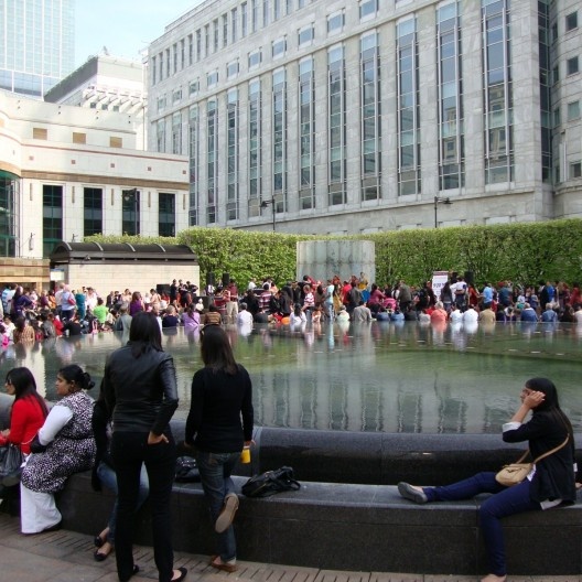 No meio de uma manhã do verão londrino, a Cabot Square, em Canary Wharf nas Docklands, está apinhada de turistas e moradores locais.