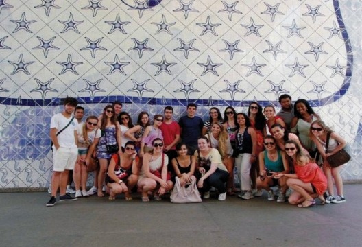 Alunos do curso de Arquitetura e Urbanismo da UFJF em frente ao painel de azulejos de Cândido Portinari, no Palácio Capanema, antigo Ministério de Educação e Saúde, Rio de Janeiro, 2012