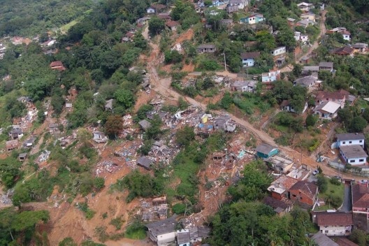 Vista aérea do Morro Coripós, Blumenau, após o desastre de 2008