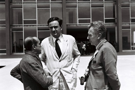 Oscar Niemeyer, Tomás Maldonado e Amancio Williams em frente ao Supremo Tribunal Federal durante o Congresso Extraordinário Internacional de Críticos de Arte em setembro de 1959