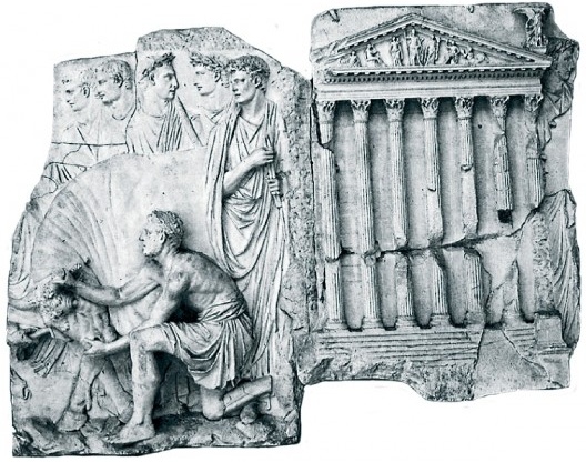 Fragmento de relevo proveniente de Ara pietatis Augustæ, representando um sacrifício diante do templo octástilo de Marte Ultor. No frontão figuram Marte (ao centro) ladeado por Venus (à esquerda) e Fortuna (à direita), 22 c. Mármore, templo com 144 ×98 cm
