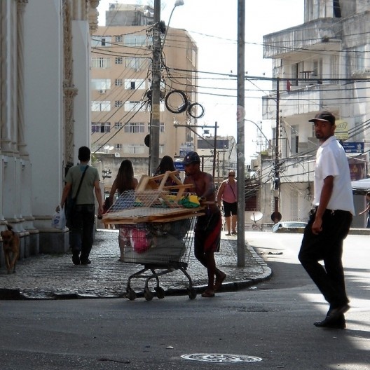 Carregador de mercadorias, entorno da Praça da Piedade, Salvador, 2012