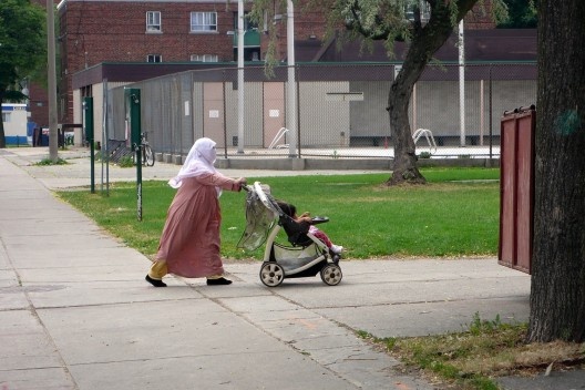 Moradora muçulmana com filho