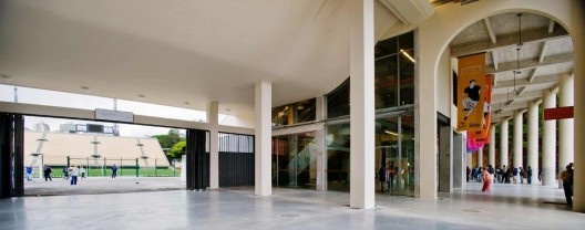 Museu do Futebol, acesso da torcida e loja do museu, 2008. Arquiteto Mauro Munhoz