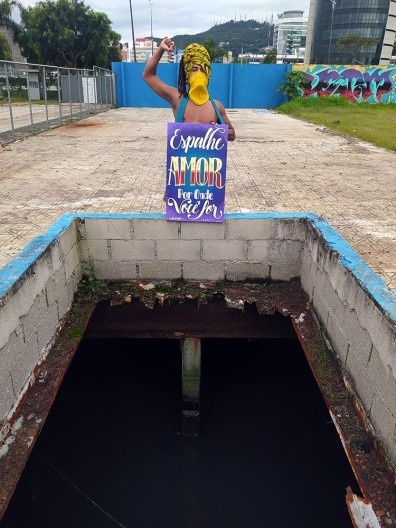 O rio poluído sob o tamponamento