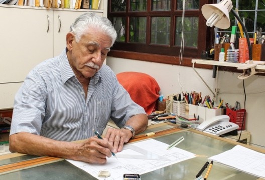 Moacyr Gomes em seu escritório.