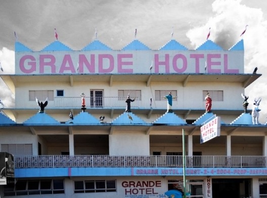 O edifício de serviços adornado, arquitetura popular de Goiânia